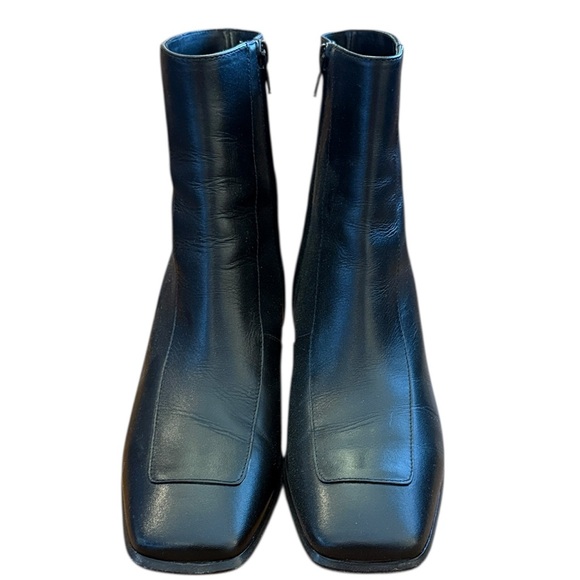 Banana Republic Black Lucca Leather Ankle Boot Italy 2.5” Heel Side Zipper 9 - Picture 3 of 16